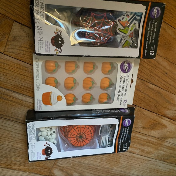 New in Package Wilton Halloween/ Fall Theme Baking Set! - Picture 3 of 9